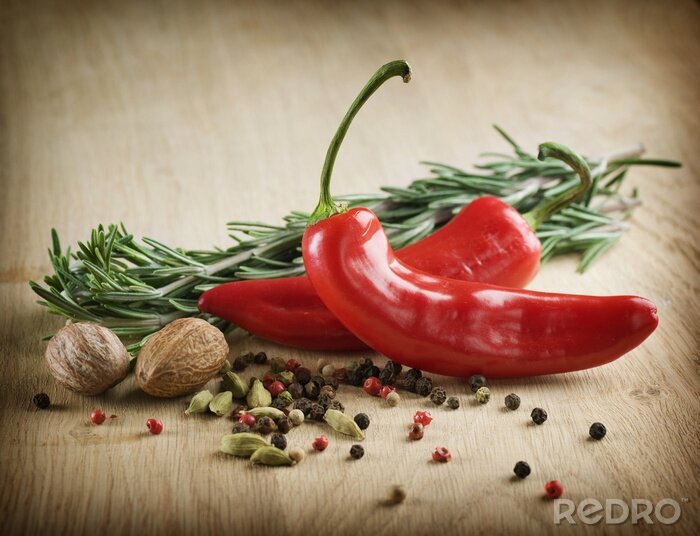 Papier peint à motif  Épices sur une planche de bois