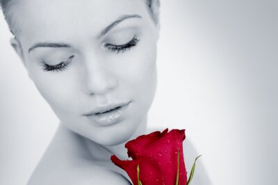 Femme avec une rose