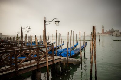 Gondoles près du pont de bois