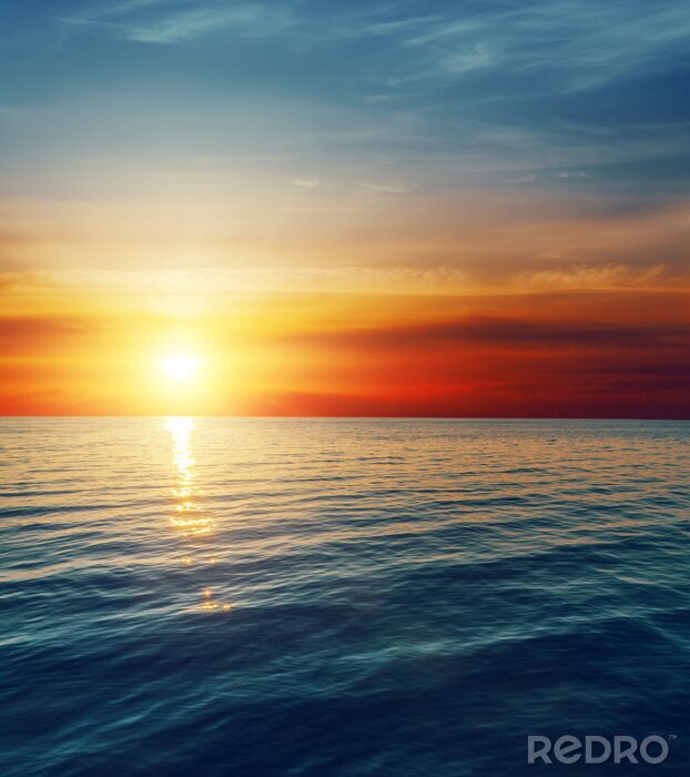 Papier peint à motif  L'horizon et le soleil rouge