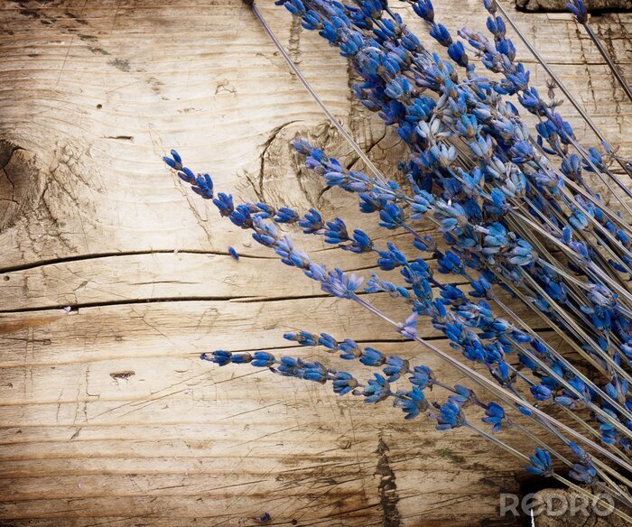 Papier peint à motif  Lavande nature morte sur le fond d'une planche de bois