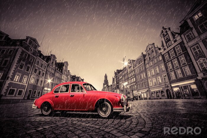 Papier peint à motif  Retro voiture rouge sur cobblestone vieille ville historique sous la pluie. Wroclaw, Pologne.