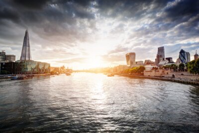 Ville de Londres au coucher du soleil, Angleterre, le Royaume-Uni. Tamise, le Shard, City Hall.