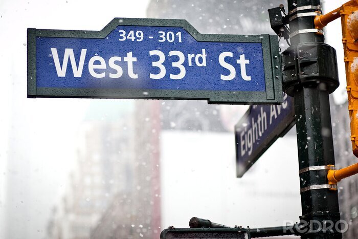 Papier peint  33e panneau de direction de la rue à New York en blizzard