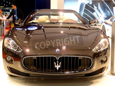 Papier peint  ABU DHABI, Émirats Arabes Unis - Décembre 10: Maserati Granturismo sur l'affichage lors de Abu Dhabi Int'l Motor Show 2010 à Abu Dhabi Int'l Exhibition Centre 10 Décembre 2010, à Abu Dhabi, Emirats Ar