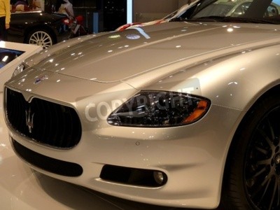 Papier peint  ABU DHABI, Émirats Arabes Unis - Décembre 10: Maserati Quattroporte sur l'affichage lors de Abu Dhabi Int'l Motor Show 2010 à Abu Dhabi Int'l Exhibition Centre 10 Décembre 2010, à Abu Dhabi, Emirats A