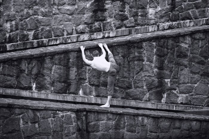 Papier peint  Acrobaties sportives sur un mur