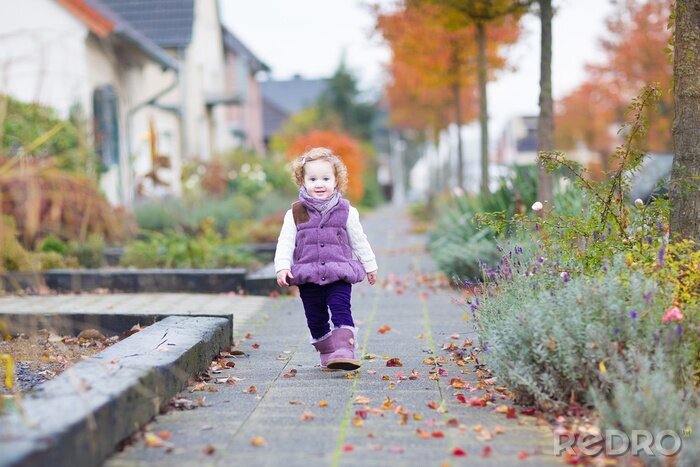 Papier peint  Adorable petit fille marchant dans une belle route dans un petit