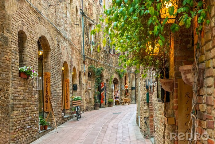 Papier peint  Alley dans la vieille ville de San Gimignano en Toscane Italie