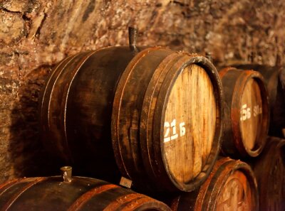 Papier peint  Ancienne cave à vin avec des barils