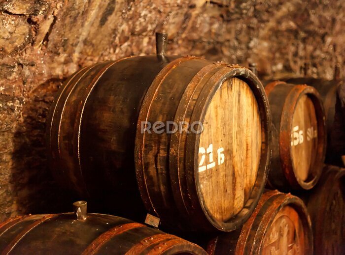 Papier peint  Ancienne cave à vin avec des barils