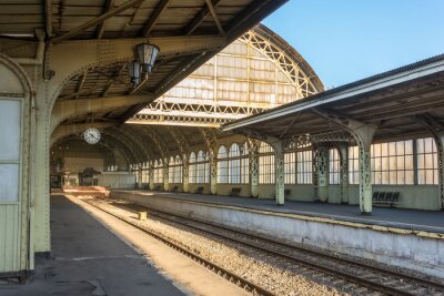 Ancienne gare avec une horloge de la plate-forme vide sans personnes.