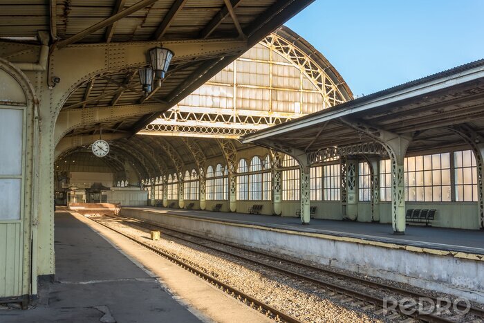 Papier peint  Ancienne gare avec une horloge de la plate-forme vide sans personnes.