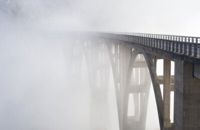 Architecture sous le brouillard