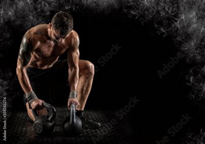 Papier peint  Athlète musclé s'exerçant avec une kettlebell