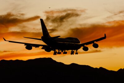 atterrissage d'un avion au coucher du soleil