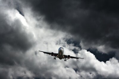 Avion de passagers contre le ciel orageux