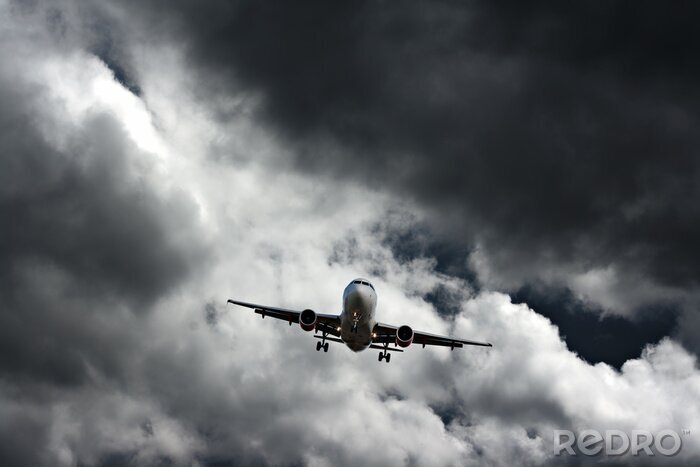 Papier peint  Avion de passagers contre le ciel orageux