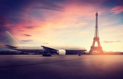Avion sur fond d'architecture parisienne
