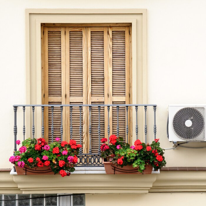 Papier peint  Balcon avec des pots de fleurs