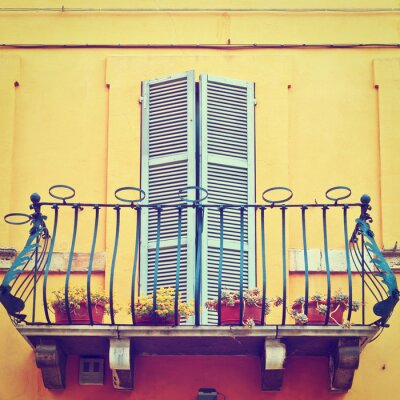 Balcon devant une fenêtre couleur menthe