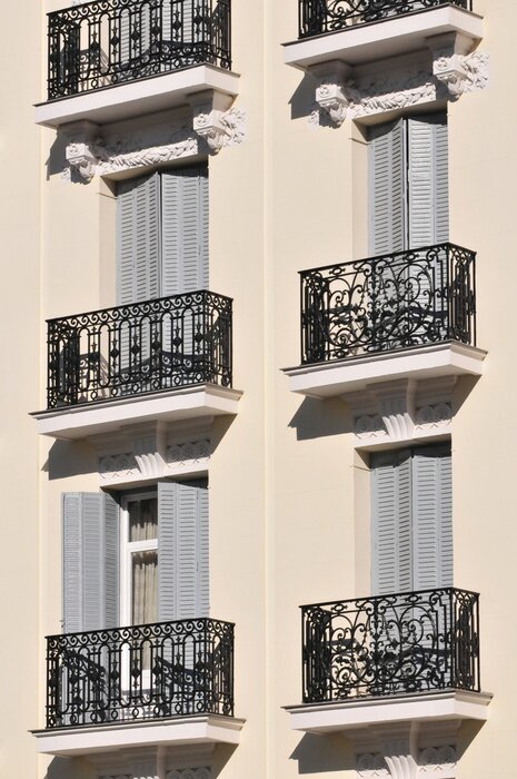 Papier peint  Balcons et volets noirs