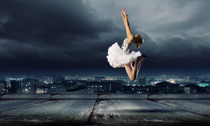 Papier peint  Ballerine saut arrière-plan ville