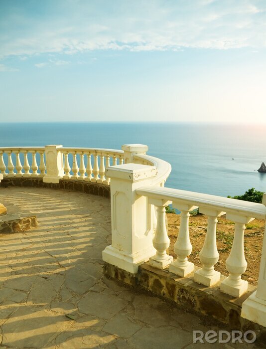 Papier peint  Balustrade blanche au-dessus de l'océan