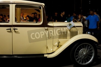 Papier peint  Bangkok - November 21: Classic Mercedes Benz car on display at Lumphini Park for Loi Krathong festival November 21, 2010 at Bangkok, Thailand