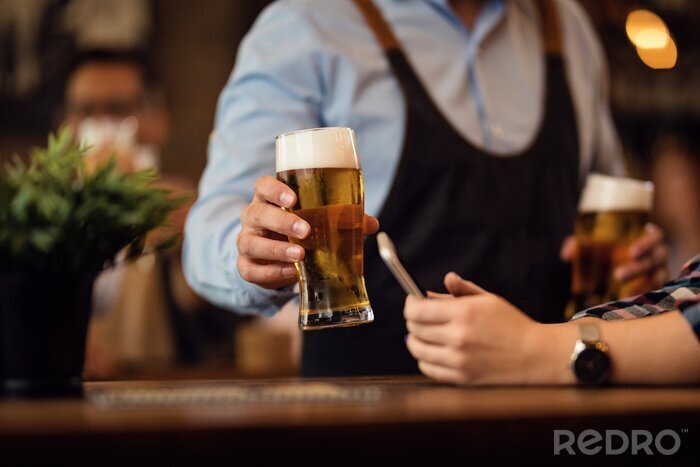 Papier peint  Barman servant de la bière