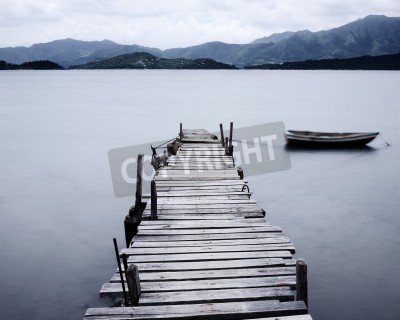 Papier peint  Barque et passerelle dans les montagnes