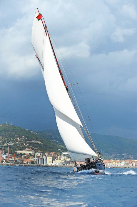 Papier peint  Bateau à voile avec une île en arrière-plan