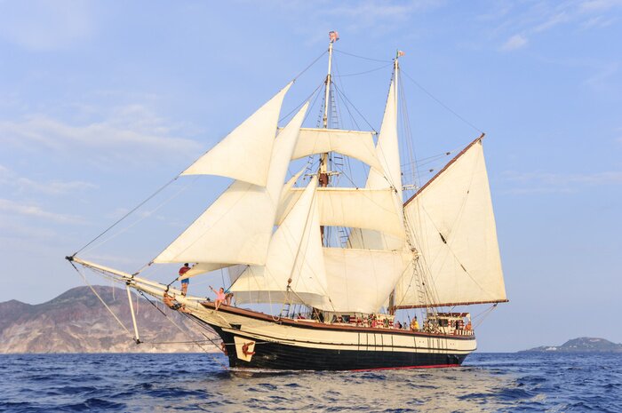 Papier peint  Bateau à voile sur fond des îles