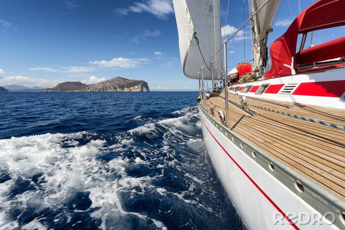 Papier peint  Bateau à voile sur la côte Sardaigne, Italie