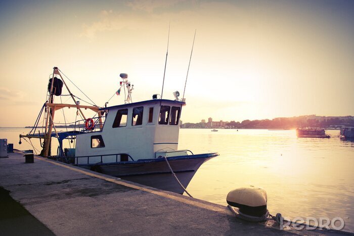 Papier peint  Bateau de pêche industrielle est amarré au port. Vintage photo tonique