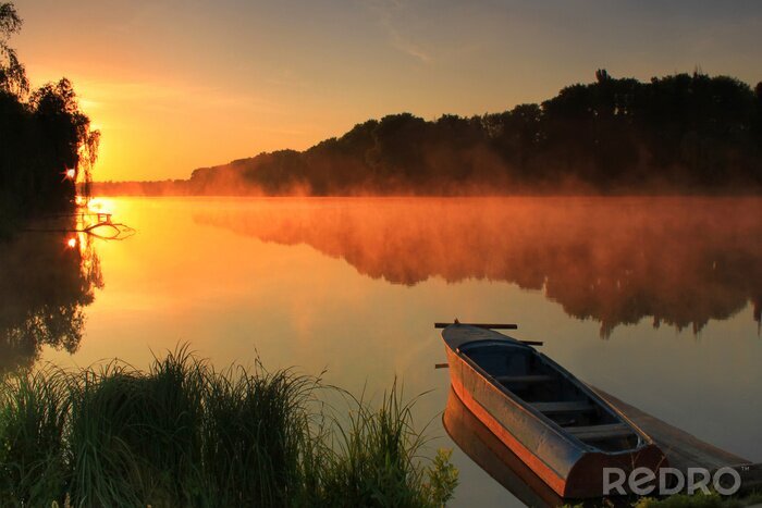 Papier peint  Bateau sur le rivage d'un lac brumeux