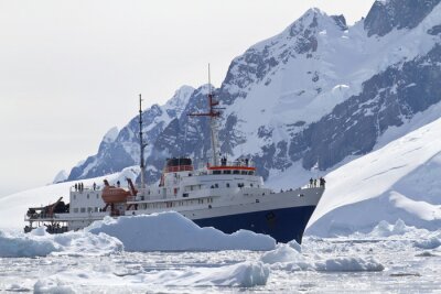 bateau touristique au milieu des icebergs sur le fond du moun