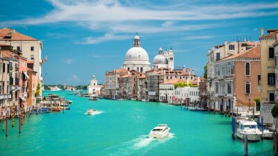 Bateaux blancs dans la magnifique ville de Venise