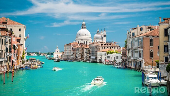 Papier peint  Bateaux blancs dans la magnifique ville de Venise