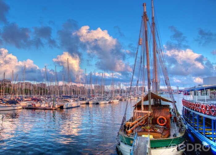 Papier peint  Bateaux dans le port de Barcelone