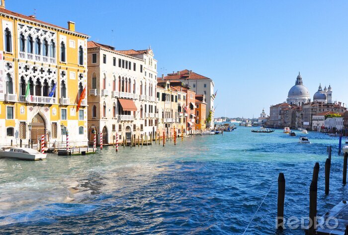 Papier peint  Bâtiments et bateaux sur le canal vénitien