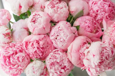 Beau bouquet de pivoines roses. Composition florale, lumière du jour. Fond d'écran. Jolies fleurs dans un vase en verre.