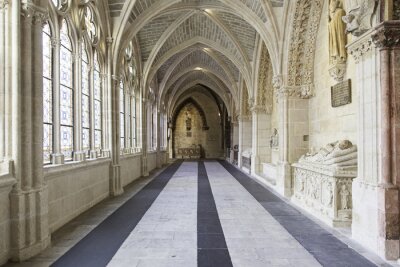 Papier peint  Beau cloître dans une cathédrale