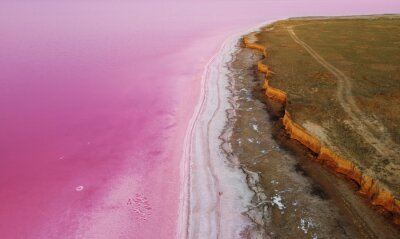 Papier peint  Beau paysage avec un lac rose