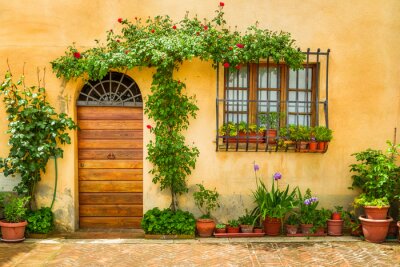 Beau porche orné de fleurs en Italie
