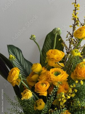 Papier peint  Beautiful exotic bouquet of fresh ranunculus, strelitzia, monstera flowers and leaves, on the grey wall background, vertical image 