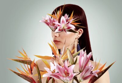 Papier peint  Beautiful young woman with strelitzia and lily flowers on grey background