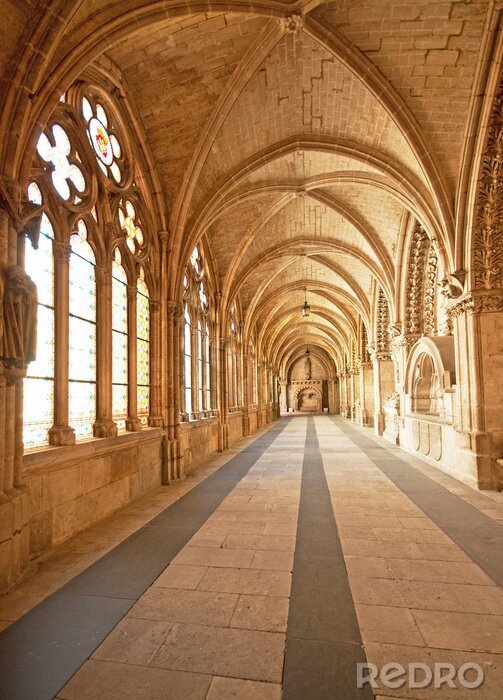 Papier peint  Beaux piliers dans une cathédrale espagnole