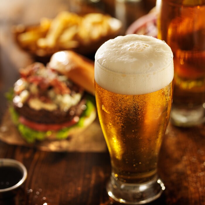 Papier peint  beer with hamburgers on restaurant table
