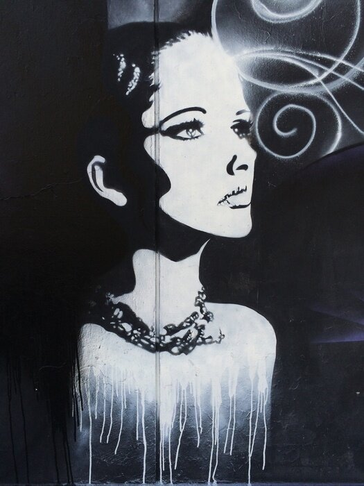 Papier peint  Belle femme sur un graffiti